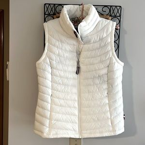 Puffy vest. White. Size small. Excellent condition. Hardly worn.